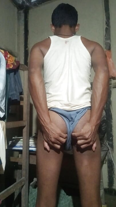 Un jeune garçon desi sexy se masturbe