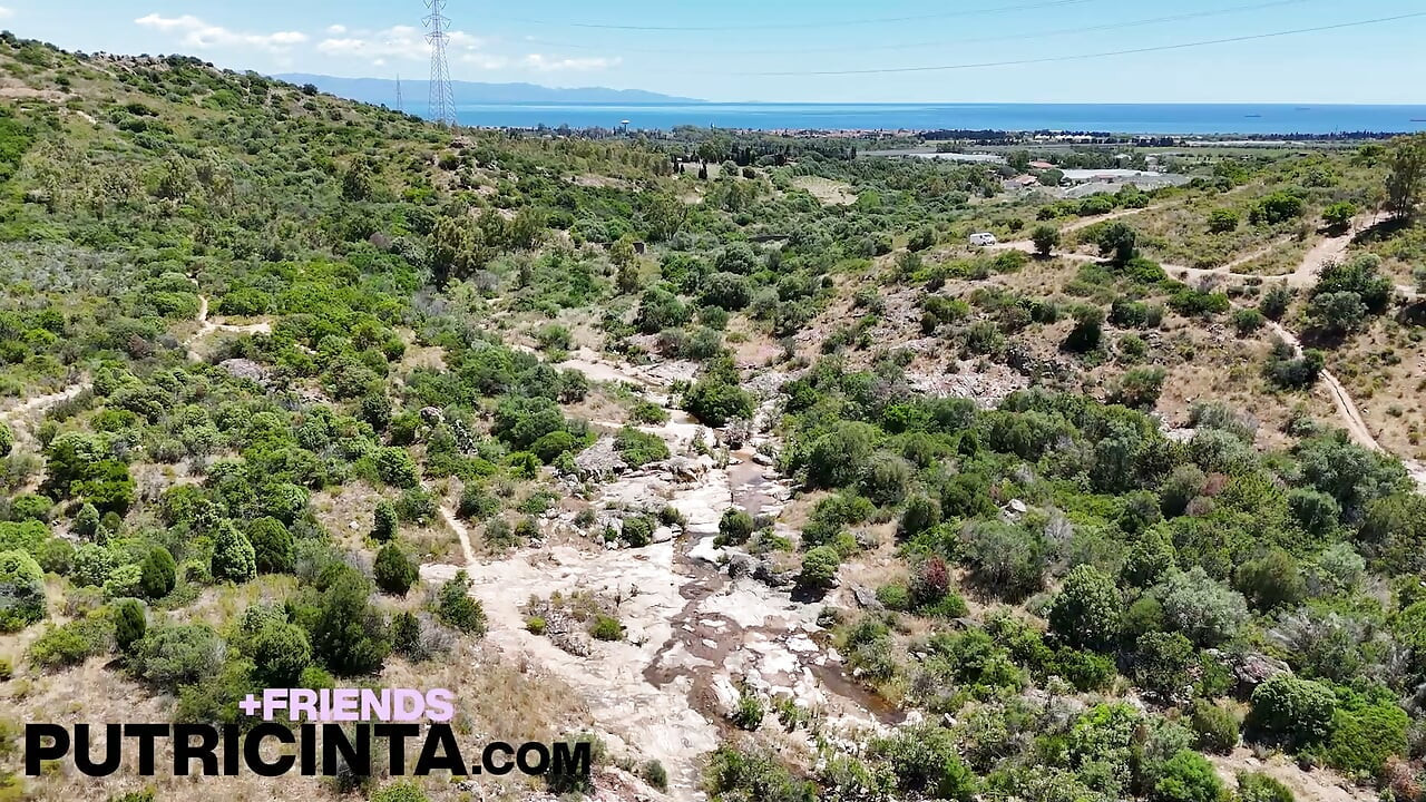 באבי קטנה שובבה פוטרי סינטה נוגעת בפסי הרטוב הקטן שלה