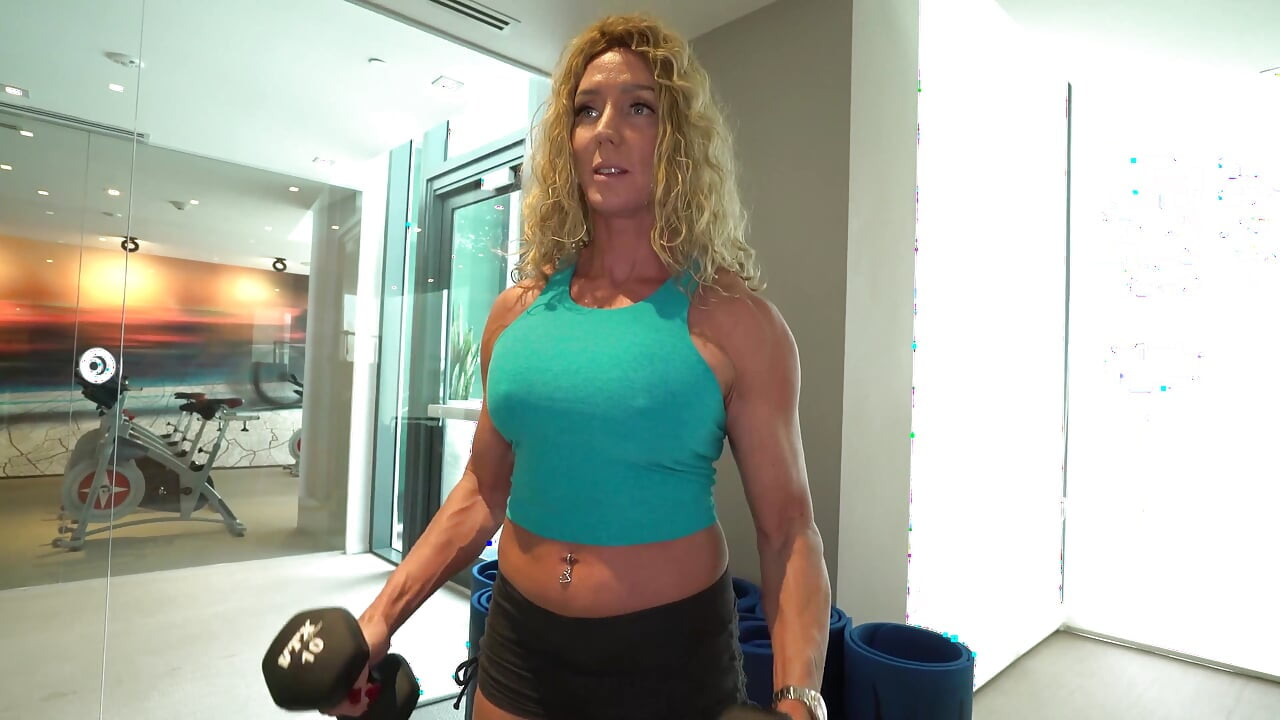 Caliente gimnasio milf atrae caliente culona para jugar con el coño y sesión de nalgadas