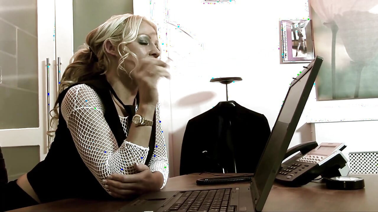 Cindy Behr a MILF with two nice tits and blonde hair gets
