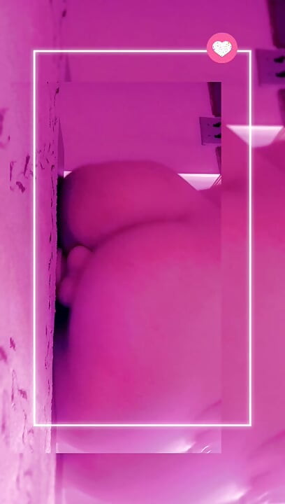 Chubby Pawg bounces on dildo