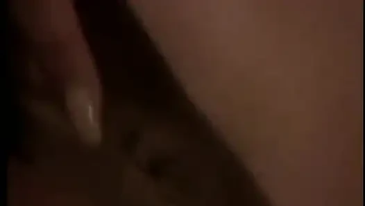 Schöne süße lesben lutschen feuchte muschi die nägel mit einem dildo