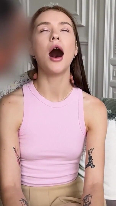 이 몸집이 작은 18살 소녀는 항상 대학에서 모든 규칙을 따랐습니다... 그녀의 순종을 시험하고 싶었어 | 흑인 대물 자지와 섹스하는 흑인 대물