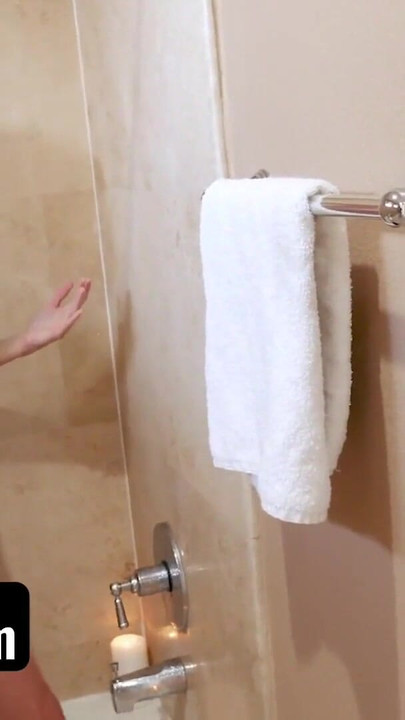 Moment cheie de la "Pervmom - matură sexy blondă obraznică își expune țâțele pentru un tip norocos și îi suge pula în aer liber"