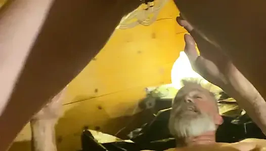 Lara sert sikiliyor ve işiyor