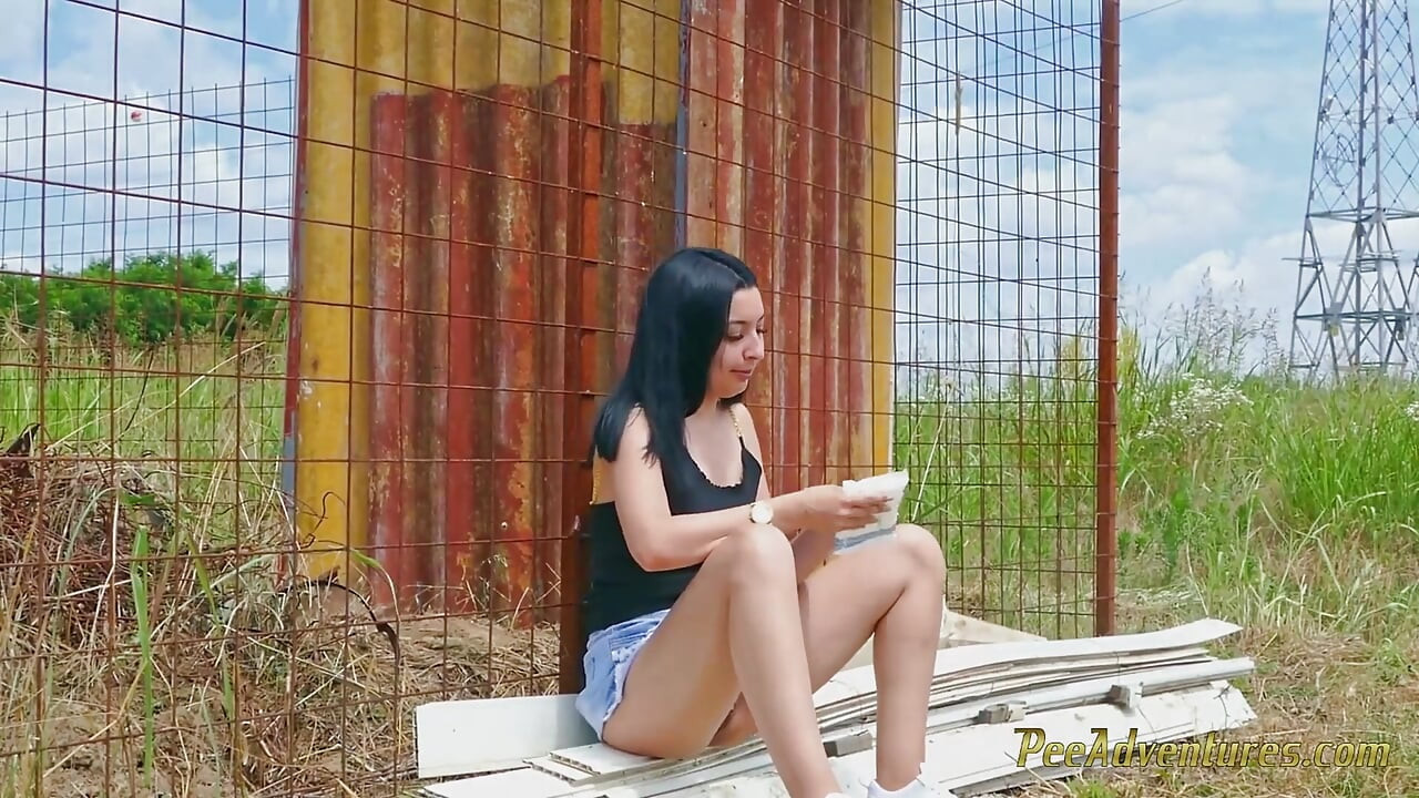Sexy morena faz xixi rápido ao lado de uma casa em construção