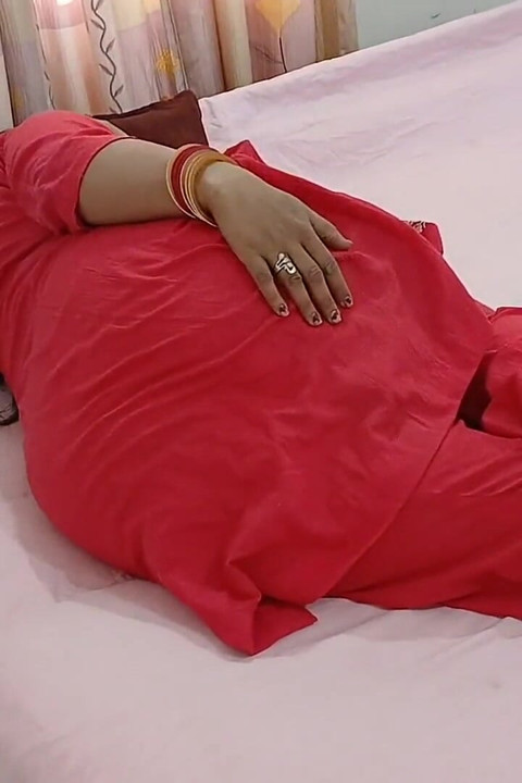 Desi bhabhi allein im zimmer und fingert ihre muschi und Cremipie