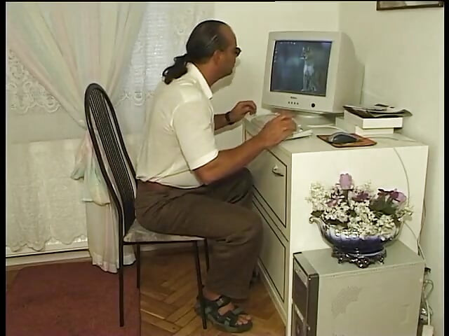 Ξανθιά καυλιάρα βυζαρού παίρνει τον πούτσο του άντρα της