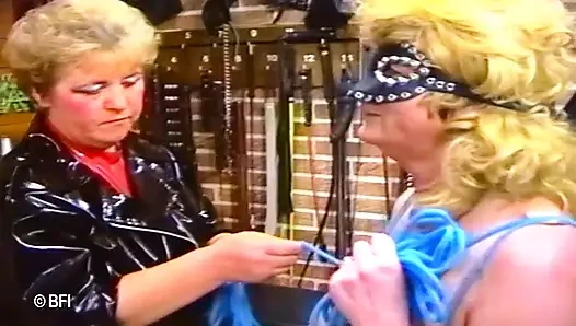 Wanita penurut Belanda 2 adegan dalam 1