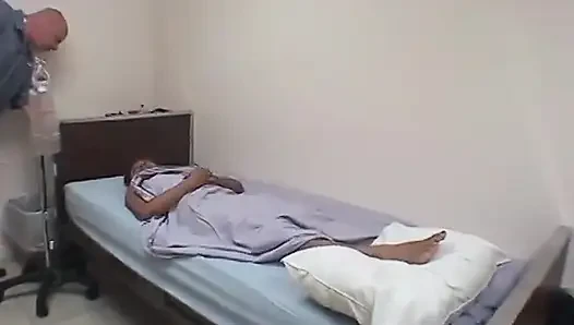 Güzel memeli esmer sürtük yarak emiyor ve yatakta sert sikiliyor