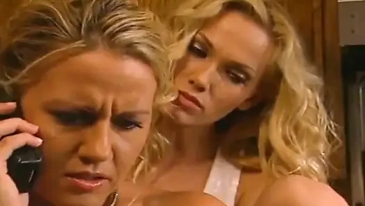 Vollbusige blondine wird gefingert und hart gefickt