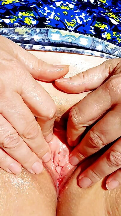 Madura cachonda disfrutando de vibrar su vulva y luego abriendo su coño rosado