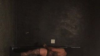 Travestitismo in una stanza privata di video per adulti esponendo il mio culo