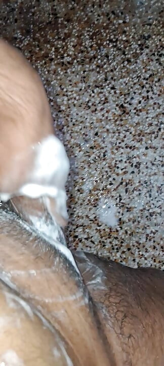 Un jeune garçon hindou d’Inde baise sa grosse bite avec ses mains en prenant un bain