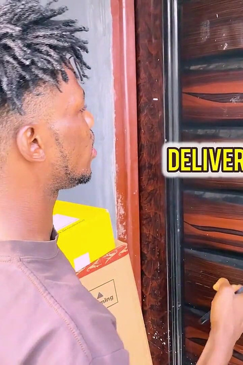 配達員は私が誘惑している間に私の尻を犯しました