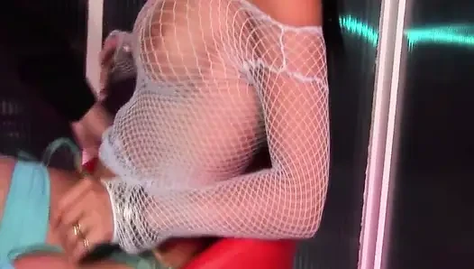 Красивая в нижнем белье сцена-2_Sexy, сладострастная брюнетка в нижнем белье наслаждается камшотом на лицо