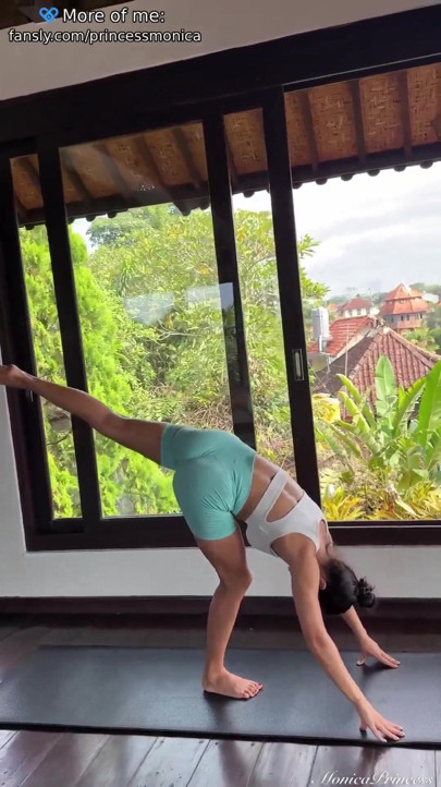 El entrenamiento sexy de gimnasio se convierte en una provocación de yoga caliente | Clip 1