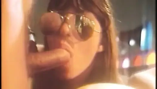 Cowok ini ngentot dua cewek seksi yang lagi asik nyepong kontol dan telan sperma dari kontolnya - 2 adegan dalam 1