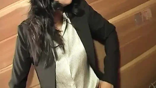 Tante bahenol ini muncrat dan telan sperma hangatnya di kantor