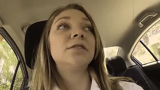 Юная шлюха ложится, чтобы принять член сзади