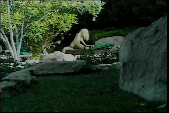 Klassisk blond milf spikas hårt utomhus