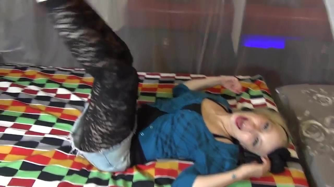 Süße Blondine zeigt Füße