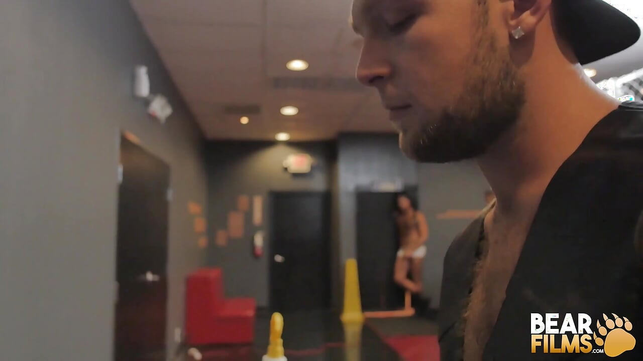 Bearfilms Mišićavi Medvjed Sebastian Sax jeban od Parkera Logana