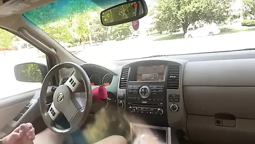 Öğle tatilinde herkesin içinde mastürbasyon yapıyor ve boşalıyorum