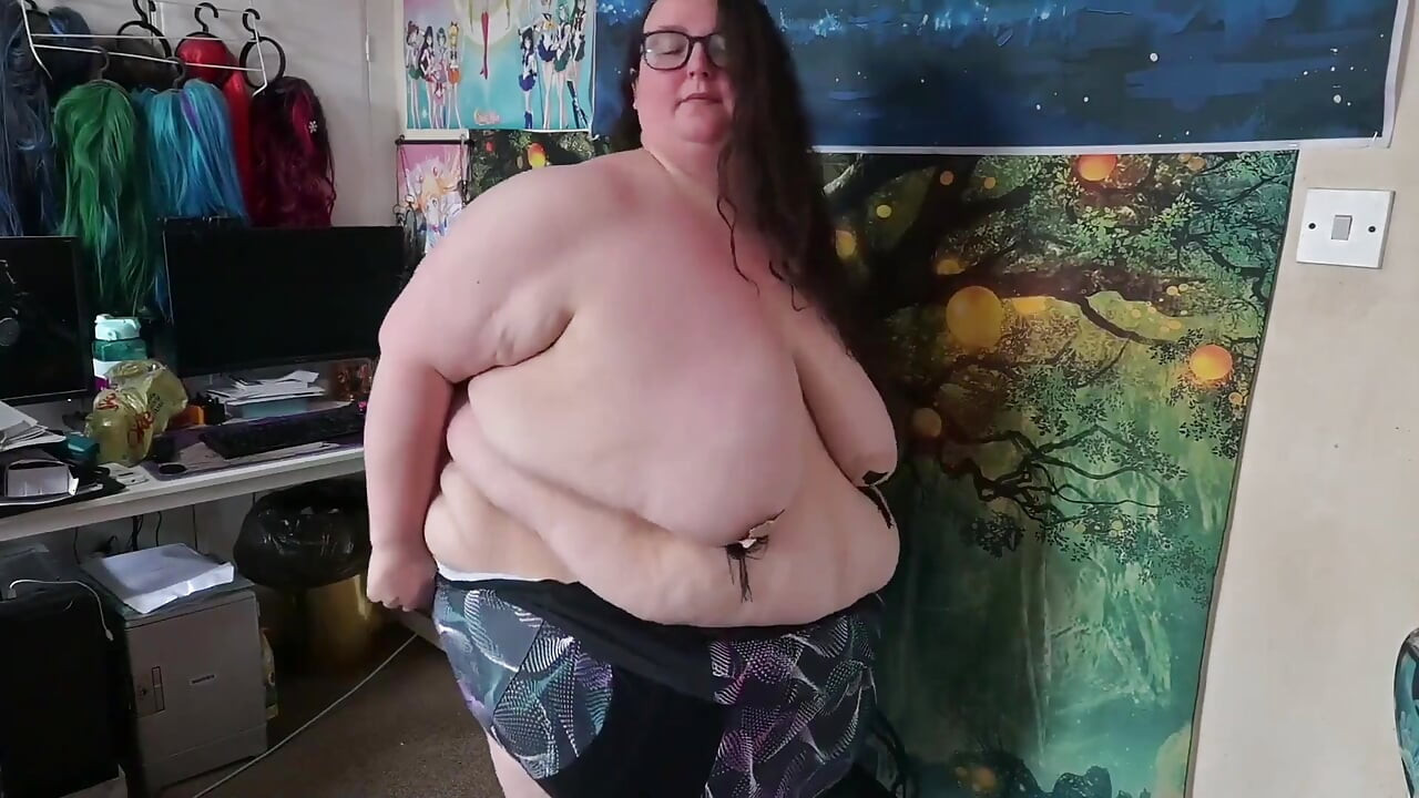 İri güzel şişman tanrıça seksi bikinili mayo deniyor