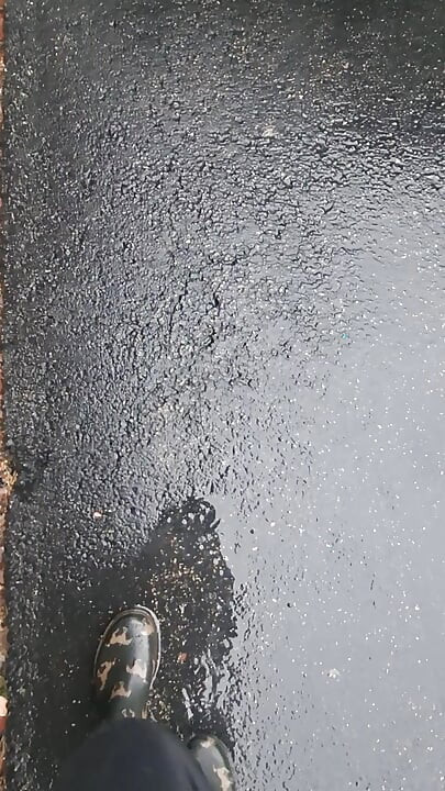 雨の日のブーツ遊び
