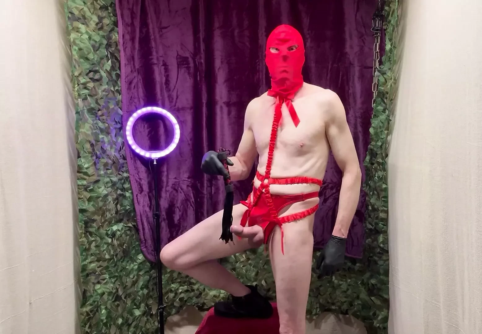 Σόλο αυνανισμός με kinky κόκκινο λουρί και Cock Squirting