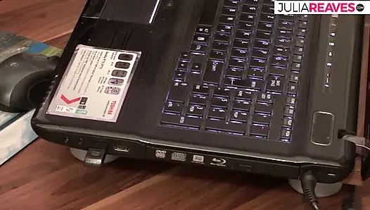 Cewek cantik ngentot kontol besar sambil ngentot kaki di kantor
