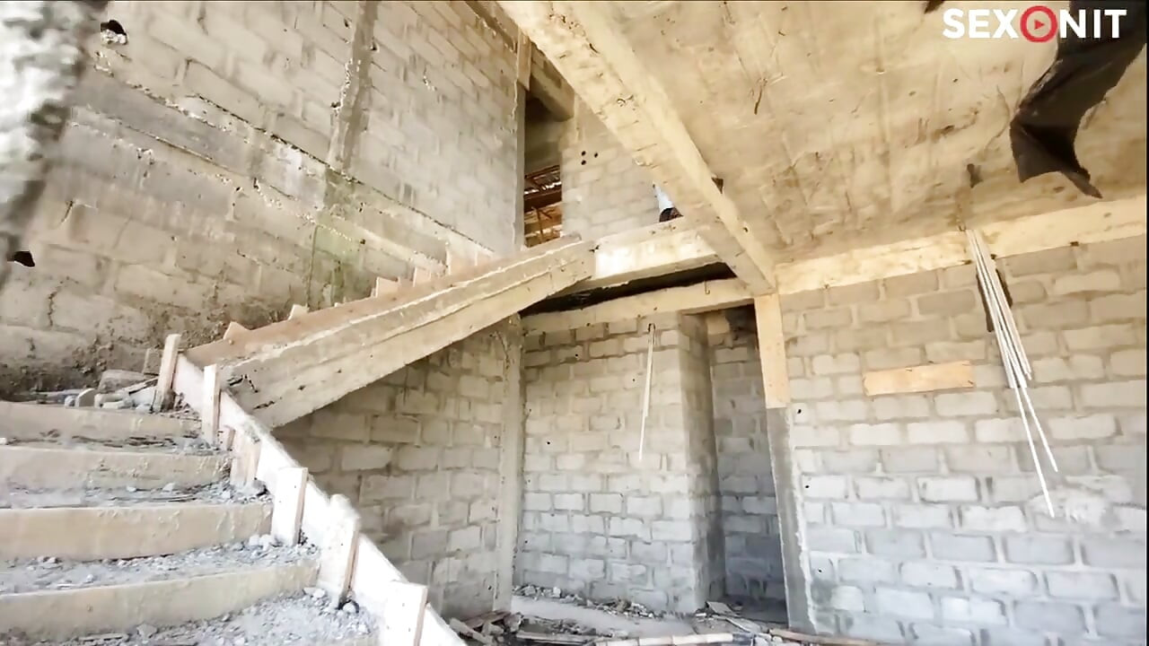 M-am futut cu o agentă imobiliară într-o clădire necompletată