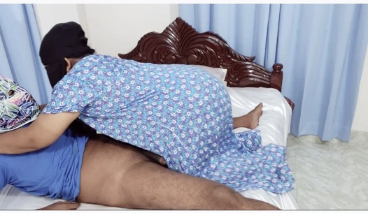 Apne sateli ma ki bed room me lekar maast chudai