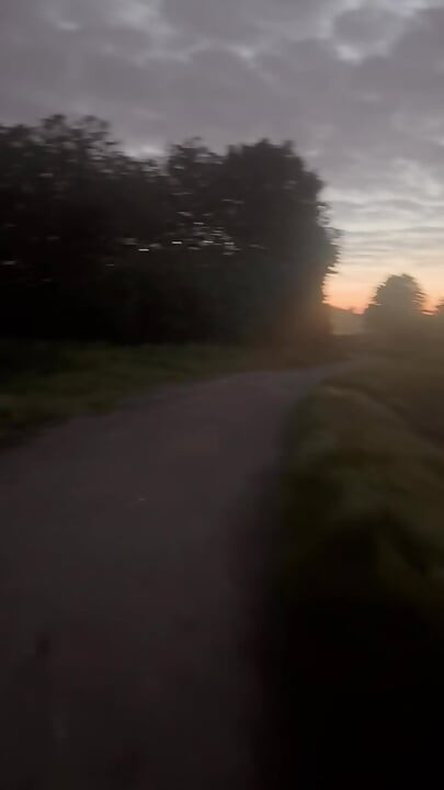 Naakt op blote voeten lopen van de auto, de stenen waren erg scherp