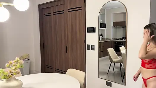 Dieb in das Haus des blonden Mädchens ein und fickt sie, bis er in ihr landet.