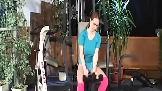 Blonde deutsche MILF mit dicken möpsen wird in der retro-szene anal geritten