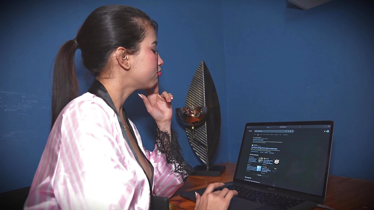 Stepmom Gotica Teaches Her 18-year-old Stepdaughter How to Have Anal Sex, Anal Threesome! Fercat & Sara Taylor