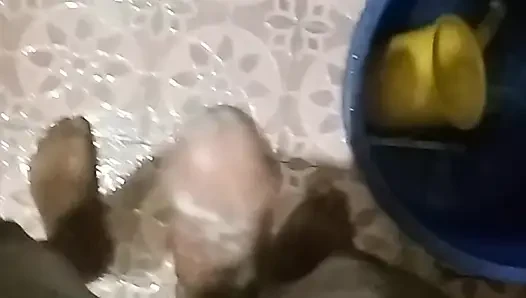 Banyoda sabunla oynuyor