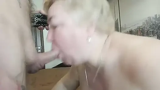 İri güzel kadın orta yaşlı seksi kadından derin sakso ve memelere boşalma