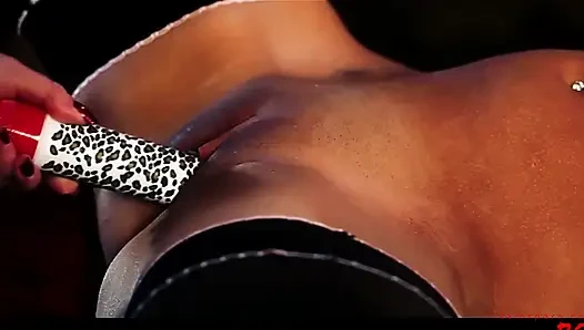 Holly Kiss и Hannah Shaw получают ее киску, которую использует женщина