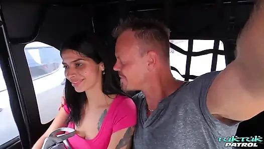 Kolumbianisches schätzchen mit dicken titten verführt ausländer