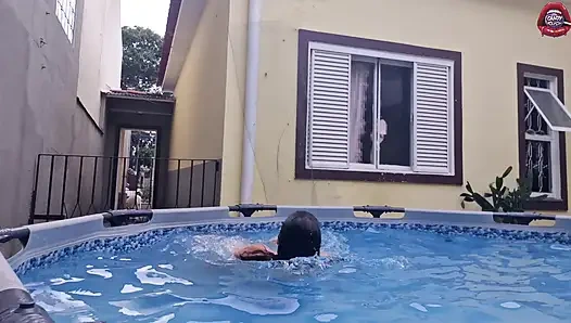 Tetanggamu Yang Nakal Lagi Pamer Tubuh Bahenolnya Di Kolam Renang