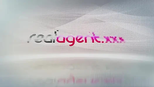 Sasha Rose и Henessy трахают пальцами и лижут дырки на открытом воздухе