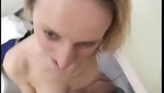 Küçük memeli tatlı genç kız banyoda amına dildo yapıyor ve yarak emiyor