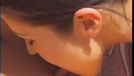 Dua gadis berambut cokelat menikmati menjilati dan meraba vagina mereka di dekat kolam renang