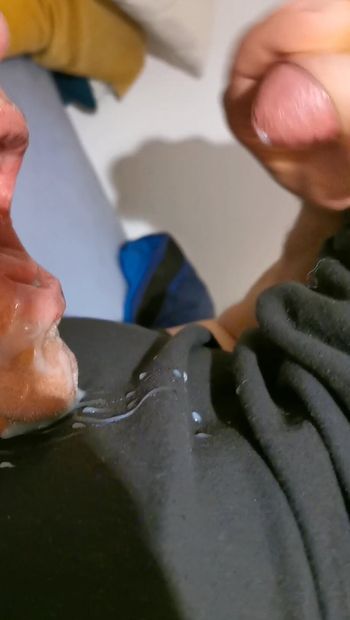 Mann spritzt sich selbst eine grosse Ladung Sperma in den Mund und schluckt