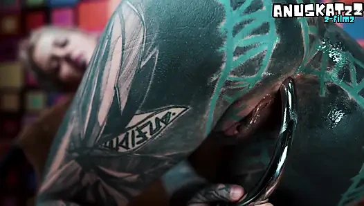 Pembe korse anal sürtük çelik oyuncak derin sikişiyor ve sihirli değnek fışkırtarak orgazm oluyor