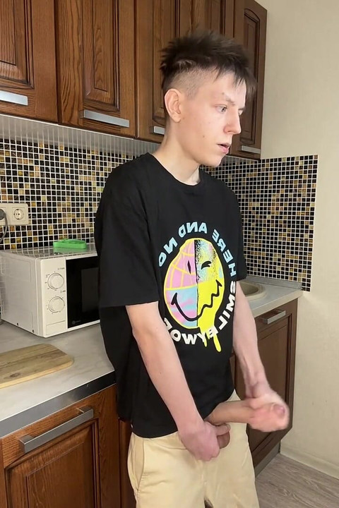 Mladi Twink's Gushing Cum Delight