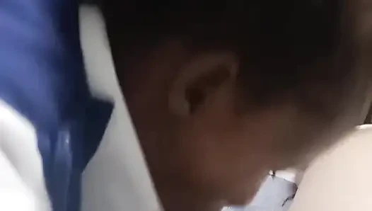 Gadis kulit hitam nyepong kontol pria kulit putih sambil ngocok kontolnya & entot pantatnya yang nikmat